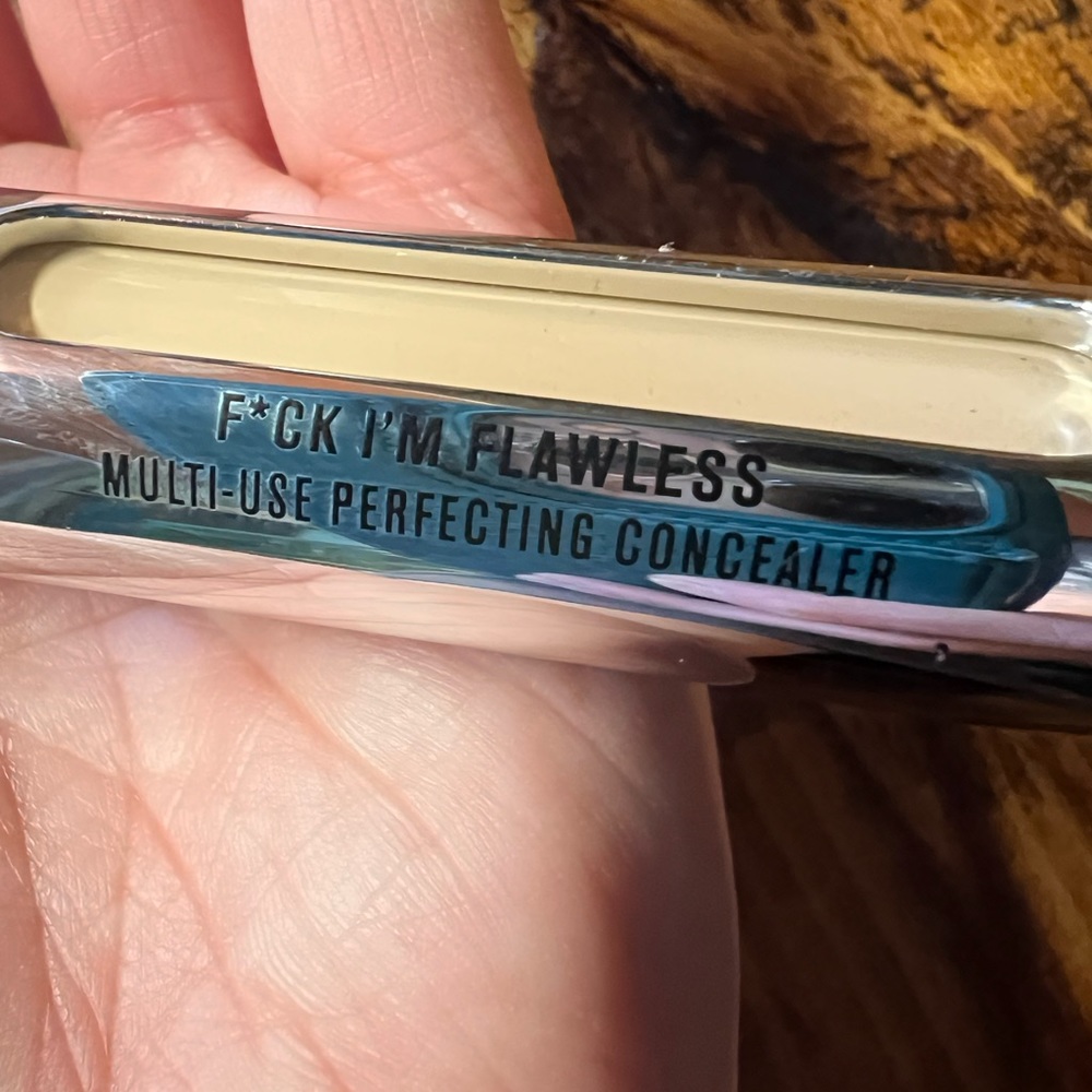 IL Makiage concealer - 08 color. Flawless finish. Used 1x.